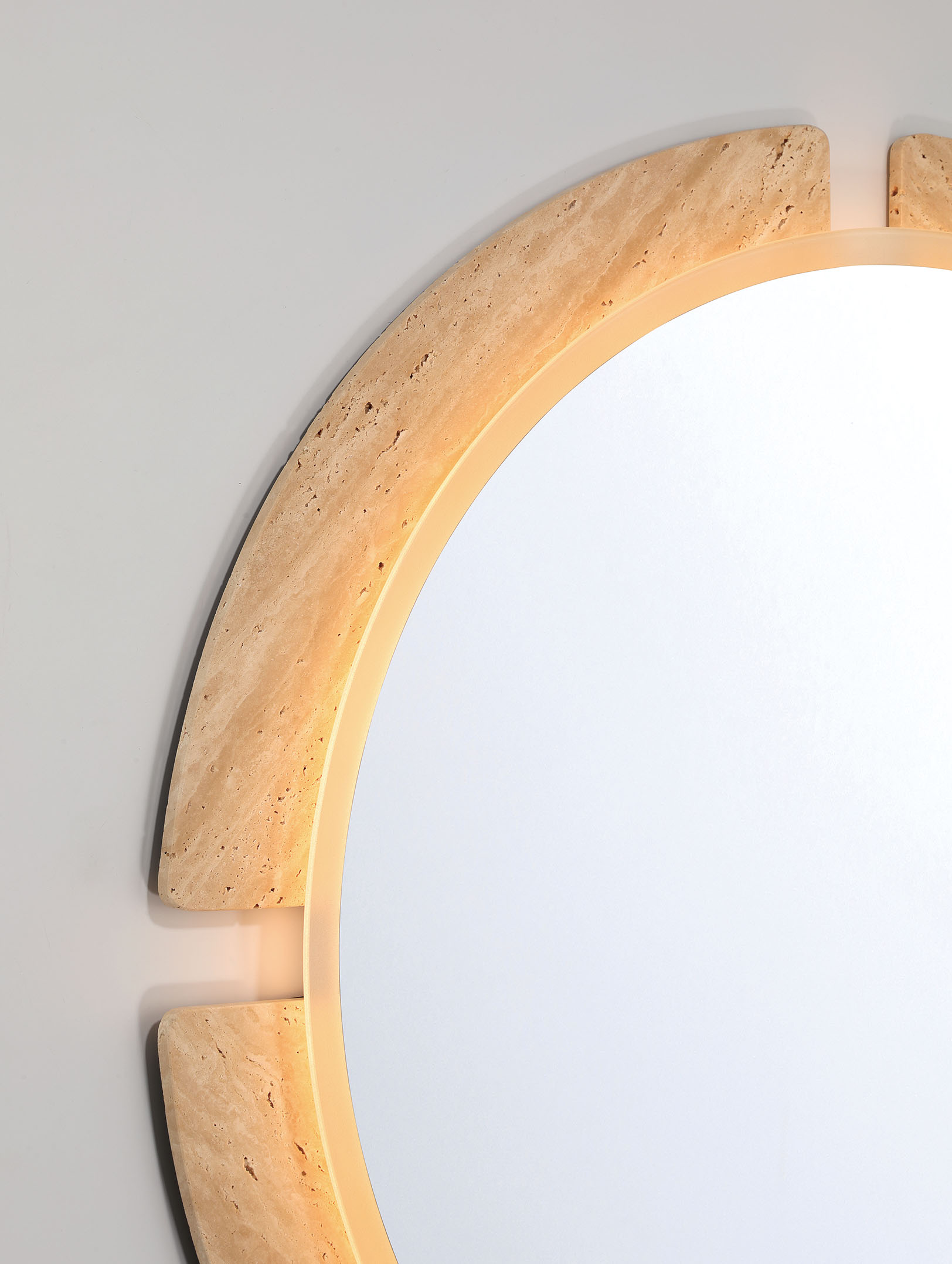 Close-up of the Sadona round mirror illuminated at a warm 3000K color temperature