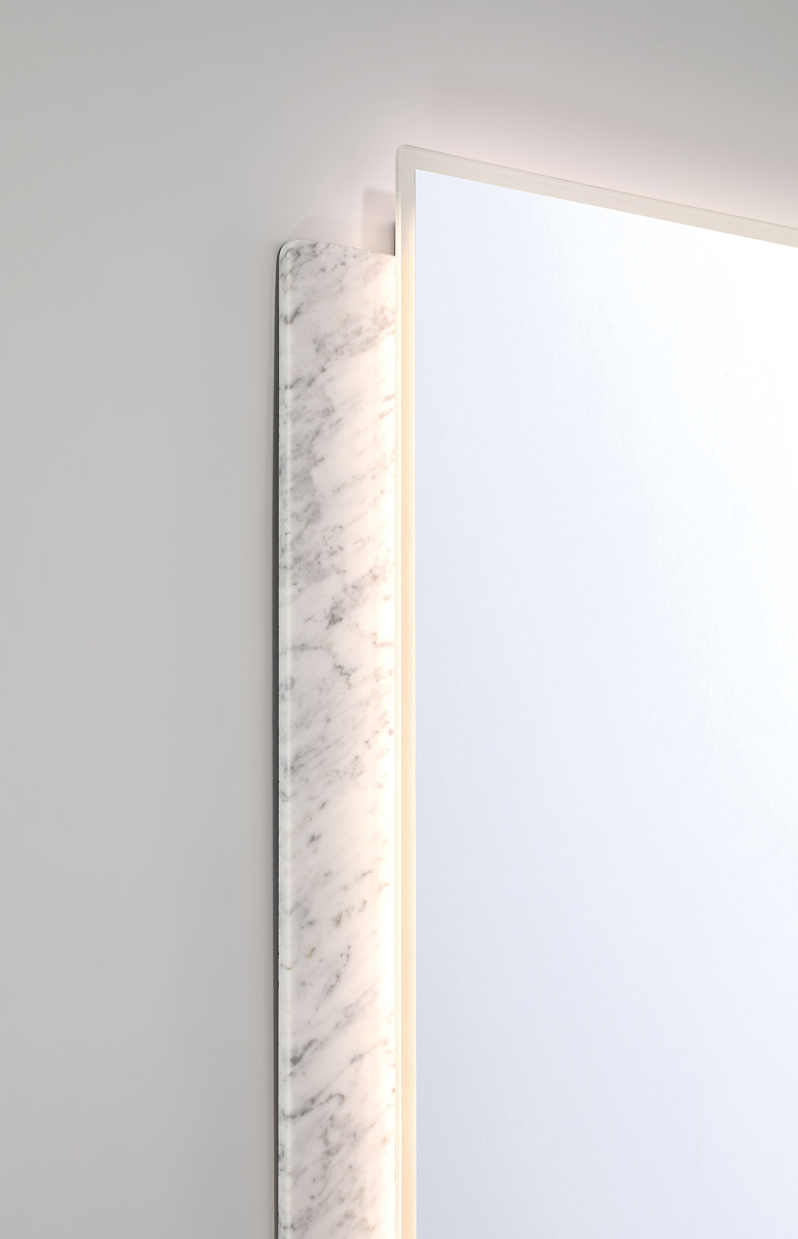 Close-up of the Sadona rectangular mirror showing the veining of its Marble finish
